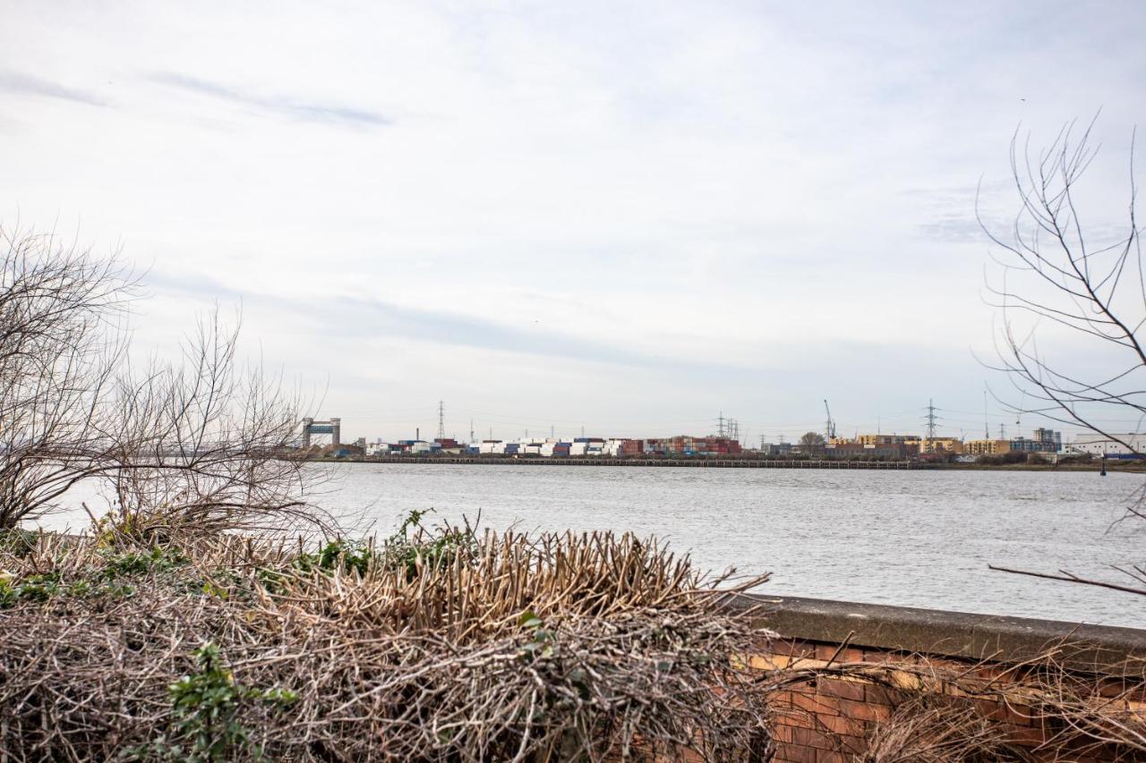 Отель La Vida In Casa Thamesmead  Экстерьер фото