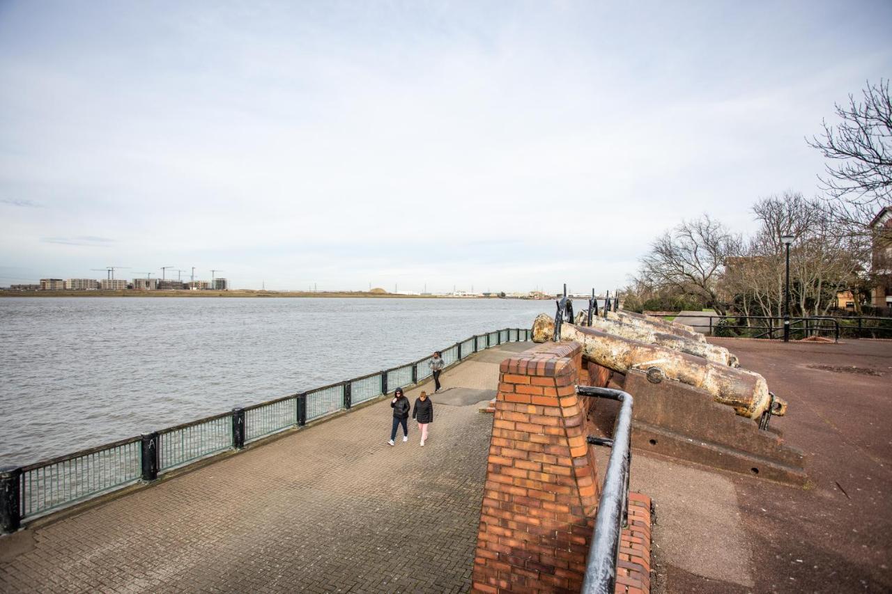 Отель La Vida In Casa Thamesmead  Экстерьер фото