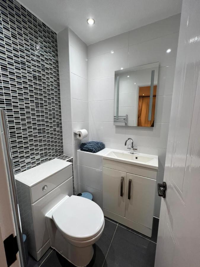 Отель La Vida In Casa Thamesmead  Экстерьер фото